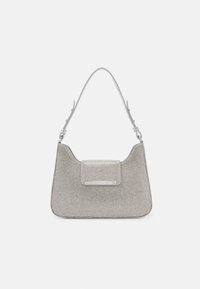 Šedá kabelka s texturovaným povrchem a kovovými akcenty. Disponuje strukturovaným tvarem, horní rukojetí a klopovým uzávěrem.