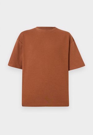 Brun bomull t-skjorte med rund hals, korte ermer og avslappet passform. Tøyet har en myk tekstur og minimale sømmer.