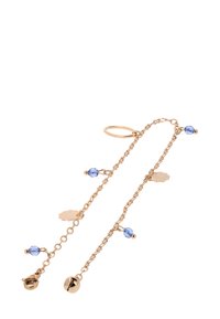 Gouden kettingverlenging met blauwe kralen, decoratieve blaadjesaccenten en kleine bellen. De ketting is delicaat met een gestructureerde afwerking.