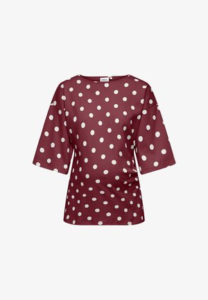 Donkerrode blouse met korte mouwen, witte stippen, ronde halslijn en losse pasvorm.