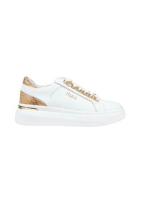 Sneaker in pelle bianca con dettagli in catena dorata, caratterizzato da un pannello beige testurizzato. La suola bianca spessa offre maggiore altezza e comfort.