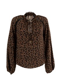 Blusa marrone a maniche lunghe con stampa leopardata nera, bordo in pizzo sulle spalle e un laccio al colletto con dettagli dorati.