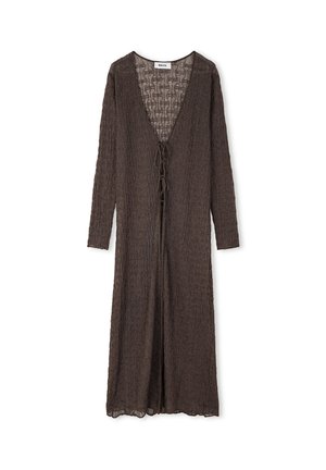 Robe marron à manches longues et décolleté en V profond, fabriquée en tissu tricoté texturé, avec un cordon de serrage à la taille.