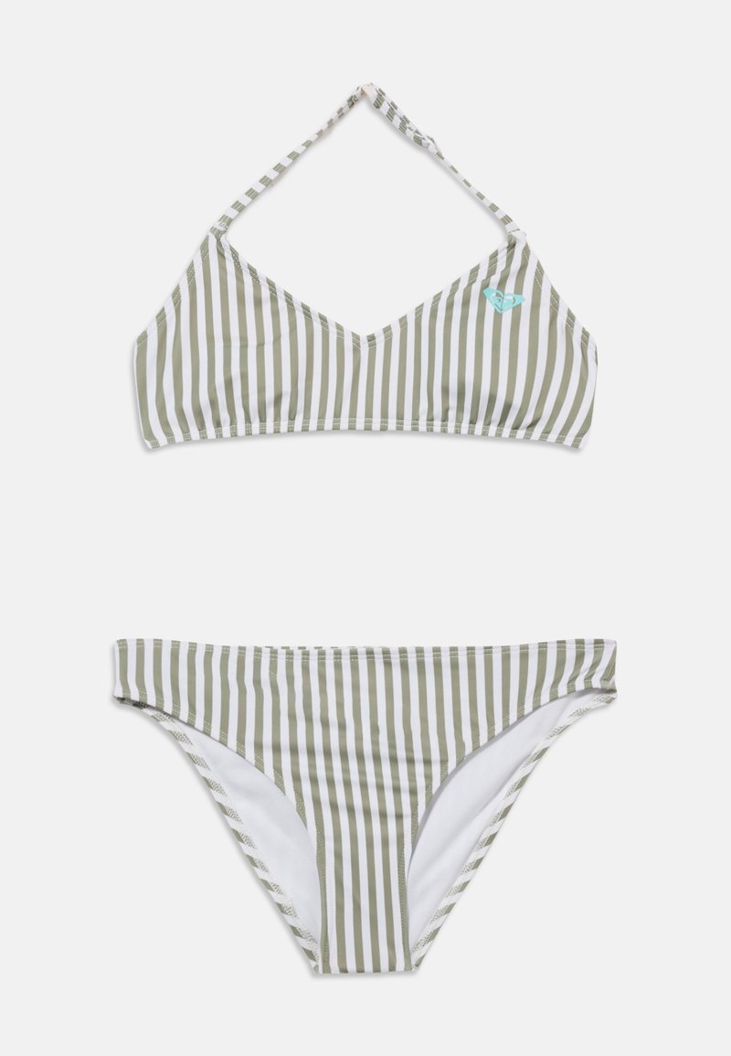 Bikini deux pièces à rayures verticales blanches et vert olive, haut à col halter et bas de bikini taille basse sur fond blanc.