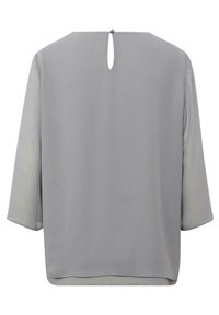 Graue Bluse mit drei Viertelärmeln, weichem Stoff, rundem Ausschnitt und einem Schlitzdetail auf der Rückseite. Glatte Textur, gerade Form.