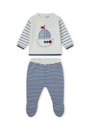 Conjunto blanco de bebé de manga larga con rayas horizontales azules en las mangas y pantalones, con un diseño de velero con acentos rojos y azules.