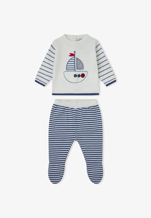 Conjunto blanco de bebé de manga larga con rayas horizontales azules en las mangas y pantalones, con un diseño de velero con acentos rojos y azules.