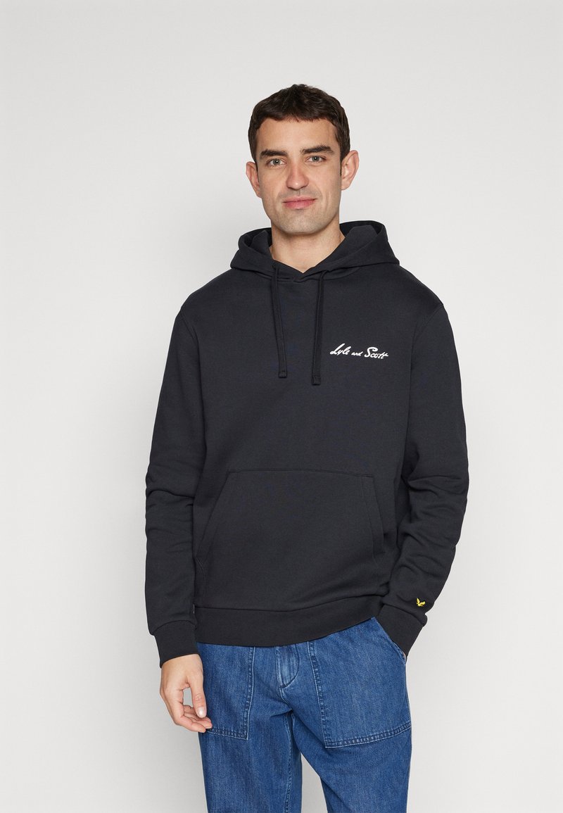 Sudadera Lyle & Scott Hombre | Color Navy, Logo Bordado | 100% Algodón, Corte Cómodo