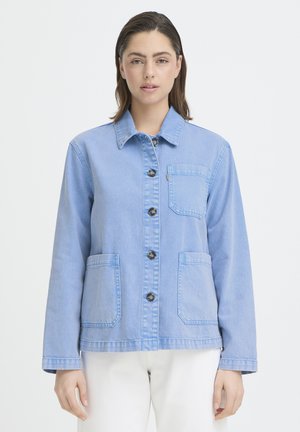 Svetlomodrá džínsová bunda má dlhé rukávy, golier, predné gombíky a dve predné vrecká spolu s jedným náprsným vreckom.