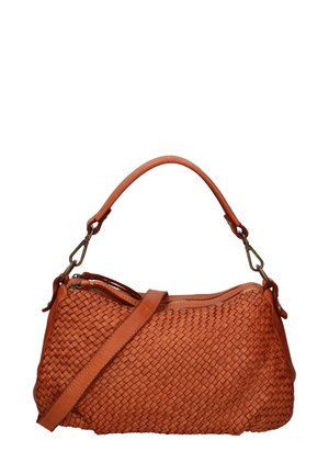 Borsa a tracolla intrecciata in pelle arancione con chiusura a zip, manico corto e tracolla staccabile. Presenta una superficie testurizzata e accessori in ottone.