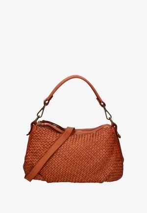 Sac en cuir orange tissé avec une fermeture éclair, une petite anse en haut et une bandoulière amovible. Présente une surface texturée et des accessoires en laiton.