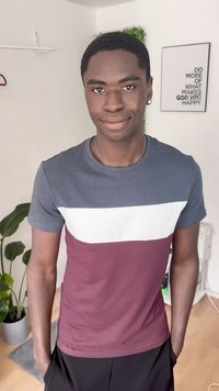Kurzarm-T-Shirt mit einem dunkelblauen, weißen und kastanienbraunen Blockdesign, aus weichem Stoff gefertigt und mit lockerer Passform.