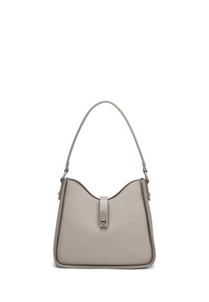 Sac à bandoulière en cuir gris clair avec un dessus arrondi et une sangle centrale avec une petite boucle carrée en métal.