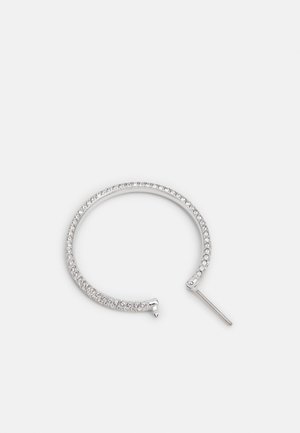 Sidabrinės auskarų žiedai su juostele, papuošta blizgančiais skaidriais kristalais, lygiu metaliniu paviršiumi ir plyšine uždarymo sistema, užtikrinančia saugų dėvėjimą.