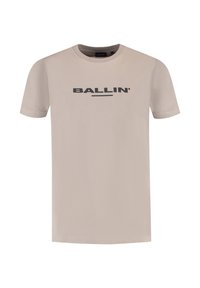 Beige T-shirt met korte mouwen van katoen, met het woord "BALLIN'" in opvallende zwarte letters op de borst. Eenvoudig ontwerp met ronde hals.