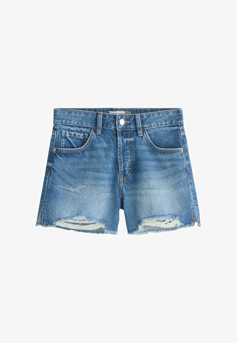 Shorts en denim bleu avec ourlets effilochés et petites zones usées à l'avant, dotés de passants pour ceinture et de poches avant avec rivets.