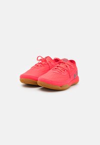 Under Armour MAGNETICO SELECT 4 INDOOR - Saalijalgpalli saapad - racer red/clay green