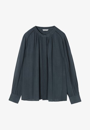 Blouse à manches longues gris foncé en tissu léger, avec des rayures verticales, un col rond, une fermeture à bouton sur le devant et des accents de couture décoratifs.