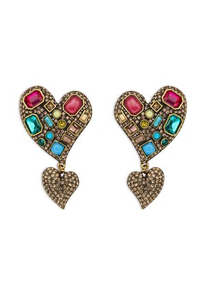 Oorbellen in goudkleurige hartvorm, versierd met veelkleurige, facetgeslepen edelstenen, met een textuurbasis die glinstert en een hanger in de vorm van een hart.