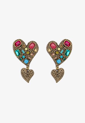 Orecchini a forma di cuore in tono oro decorati con gemme sfaccettate multicolori, caratterizzati da una base testurizzata scintillante e un dettaglio pendente a forma di cuore.