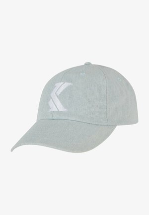 Ljusblå keps av texturerad tyg, med en vit broderad logga på framsidan. Böjd skärm och ventilationshål.