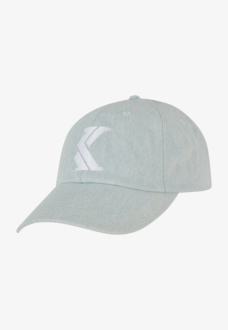 Világoskék, texturált anyagból készült sapka, amelynek elején fehér hímzett logó található. Ívelt karima és szellőzőlyukak jellemzik.