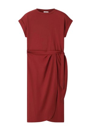 Robe rouge longueur genou avec manches courtes retroussées, encolure ronde et ceinture nouée à la taille créant une jupe style portefeuille.