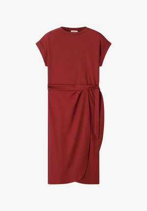 Robe rouge longueur genou avec manches courtes retroussées, encolure ronde et ceinture nouée à la taille créant une jupe style portefeuille.