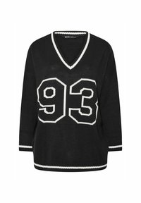 Mustapaita, jossa on V-pääntie, valkoisilla yksityiskohdilla ja rohkealla fontilla etuosassa numero "93". Teksturoidut kankaat ja pitkät hihat.