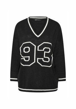 Czarny sweter dzianinowy z dekoltem w serek, z białymi akcentami i dużą cyfrą "93" z przodu. Teksturowana tkanina oraz długie rękawy.