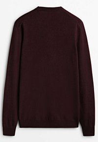 Viininpunainen neulepaita, joka on tehty pehmeästä, sileästä kankaasta. Siinä on pitkät hihat ja pyöreä pääntie, jossa on resorireunukset hihoissa ja helmassa. Ei näkyviä kuvioita.