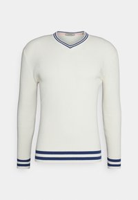 Hvid V-hals sweater med marineblå stribedetaljer på kraven og manchetterne, ribstrikket tekstur og tætsiddende lange ærmer.