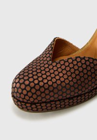 Chie Mihara DAMAHO47 - Korolliset avokkaat - moony cobre/dancy bronce/dali bronce