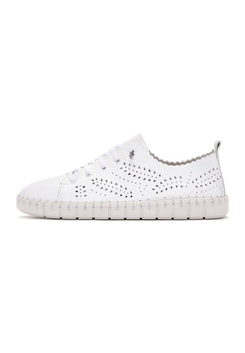 Baskets blanches en cuir texturé avec perforations. Dotées d'un système de laçage, d'un bout arrondi et d'une semelle en caoutchouc flexible avec des détails de couture.