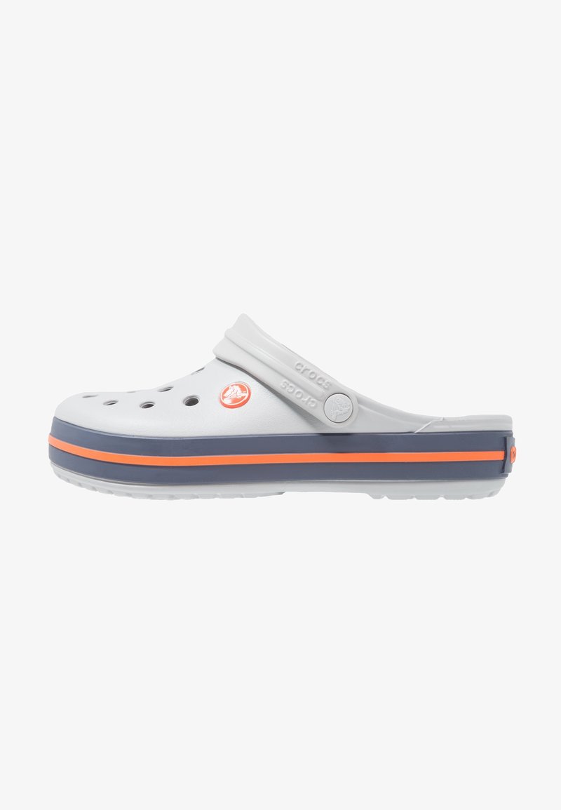 Sabot Crocs gris clair avec bande orange sur semelle bleu marine, trous de ventilation et bride de talon réglable avec logo.