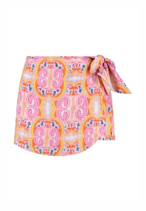 Wikkelrok van multiculturele stof met een levendig bloemen- en paisleypatroon, met een zijstrikdetail en een asymmetrische zoom.