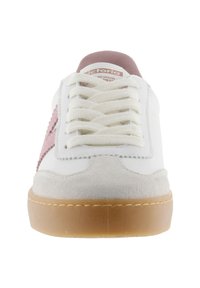 Vita sneakers med rosa mockadetaljer, snörningsdesign och en texturerad gummisula. Logotyp på tungan; sömdetaljer nära sömmarna.