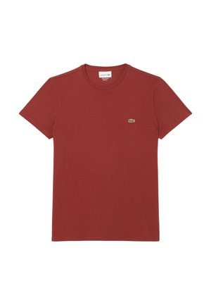 Rode katoenen T-shirt met korte mouwen, ronde hals en een klein groen geborduurd krokodillenlogo op de linkerborst. Zacht van textuur.