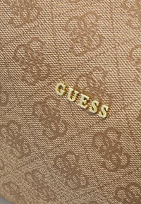 Guess LARGE TOP ZIP - Trousse - latte