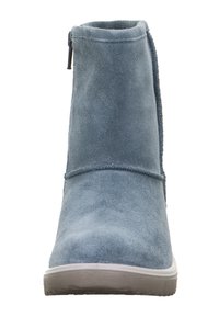Blaue Wildleder-Ankle Boots mit einem Reißverschluss an der Seite, profilierter Gummisohle und sauberer Naht entlang der Kanten für ein glattes Finish.