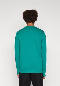Lyle & Scott CREW NECK - Sportinis megztinis - court green