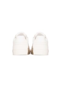 Sneakers bianchi con tomaia in pelle liscia, collarino imbottito e suola piatta in gomma. Presentano cuciture tonali e un design minimalista.