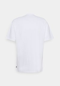 Weißes Baumwoll-T-Shirt mit kurzen Ärmeln, Rundhalsausschnitt und lässiger Passform. Verfügt über ein kleines Markenzeichen an der unteren Seite.