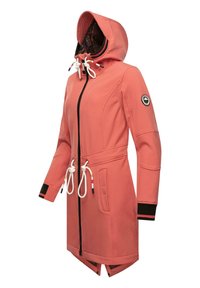Koralo spalvos softshell striukė su kapišonu, reguliuojamais raišteliais, užtrauktuku ir juodais akcentais. Lygus išorinis paviršius su raštuota pamušalu.
