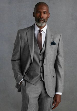 Grau Wolle Anzug mit einreihigem Jacket, Weste und plissierten Hosen. Ein weißes Hemd, eine kastanienfarbene Krawatte und ein blauer Taschentuch runden den Look ab.