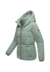Padded bunda vo svetlozelenej farbe, ktorá má veľkú kapucňu, zips, bočné vrecká a rebrované manžety pre teplo a pohodlie.