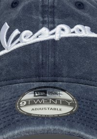 Καπέλο σε ναυτικό μπλε χρώμα από βαμβάκι με λευκό κεντημένο λογότυπο "Vespa". Διαθέτει στρογγυλή, ρυθμιζόμενη ετικέτα New Era 9TWENTY στην κάτω πλευρά.