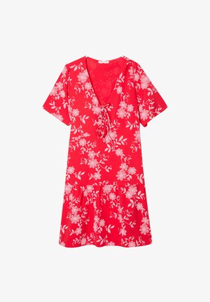 Vestido corto rojo de manga corta con escote en V, que presenta patrones florales blancos y un detalle de cordón en el pecho. Parte inferior acampanada con un dobladillo con volantes.