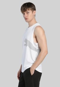 Valge ilma varrukateta sportlik tank top, mille esipinnal on hall geomeetrilise kassisilhueti muster. Valmistatud siledast, kergest kangast.