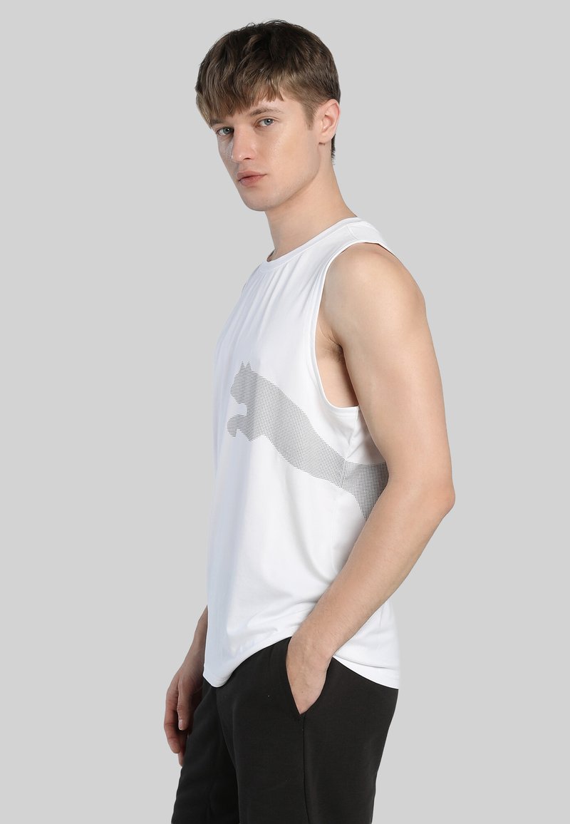 Valge ilma varrukateta sportlik tank top, mille esipinnal on hall geomeetrilise kassisilhueti muster. Valmistatud siledast, kergest kangast.